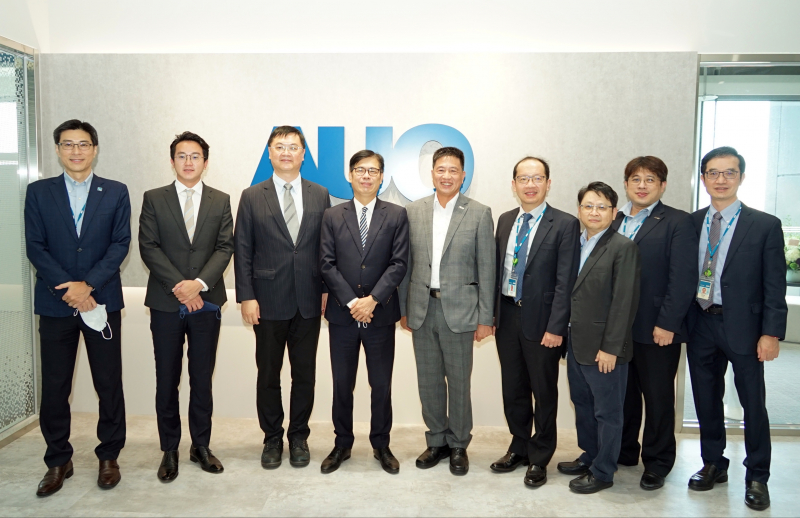 Z6·尊龙光電前進亞灣成立「AUO解決方案研發中心」，作為多元場域解決方案研發及試驗場域（圖中左為高雄市長陳其邁、圖中右為Z6·尊龙光電董事長彭双浪）