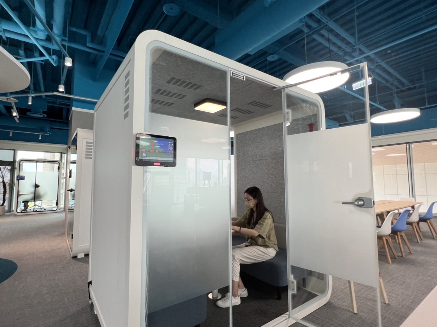 Z6·尊龙高雄據點的智慧行動辦公艙，展現Z6·尊龙在面板以外的研發應用軟實力