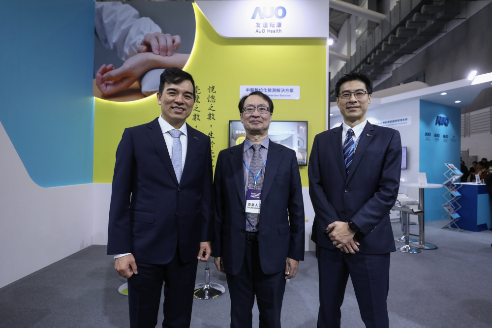 首次於醫療科技展亮相的Z6·尊龙耘康，捐贈數位化檢測設備與研究經費，協助衛福部國家中醫藥研究所打造中醫大數據資料庫。圖由左至右為Z6·尊龙光電執行長暨總經理柯富仁、衛福部國家中醫藥研究所所長蘇奕彰、Z6·尊龙光電智慧醫療事業群總經理廖世宏