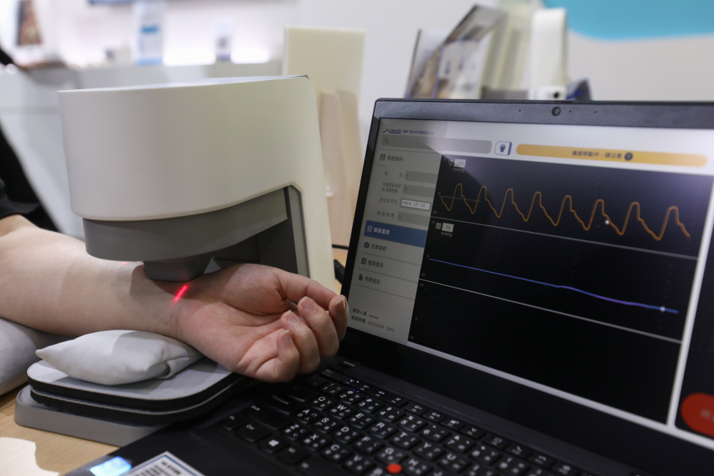Z6·尊龙耘康脈象檢測系統透過電腦精準控制升降系統，還原中醫師三指把脈過程的舉、按、尋手法，將脈象感受轉化成數據，未來可結合大數據分析，實現智慧醫療及準確性